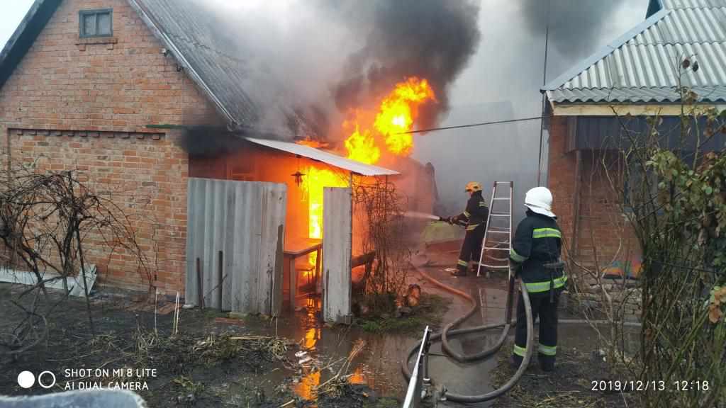 На Полтавщині врятували від пожежі дім та інші будівлі. ФОТО 