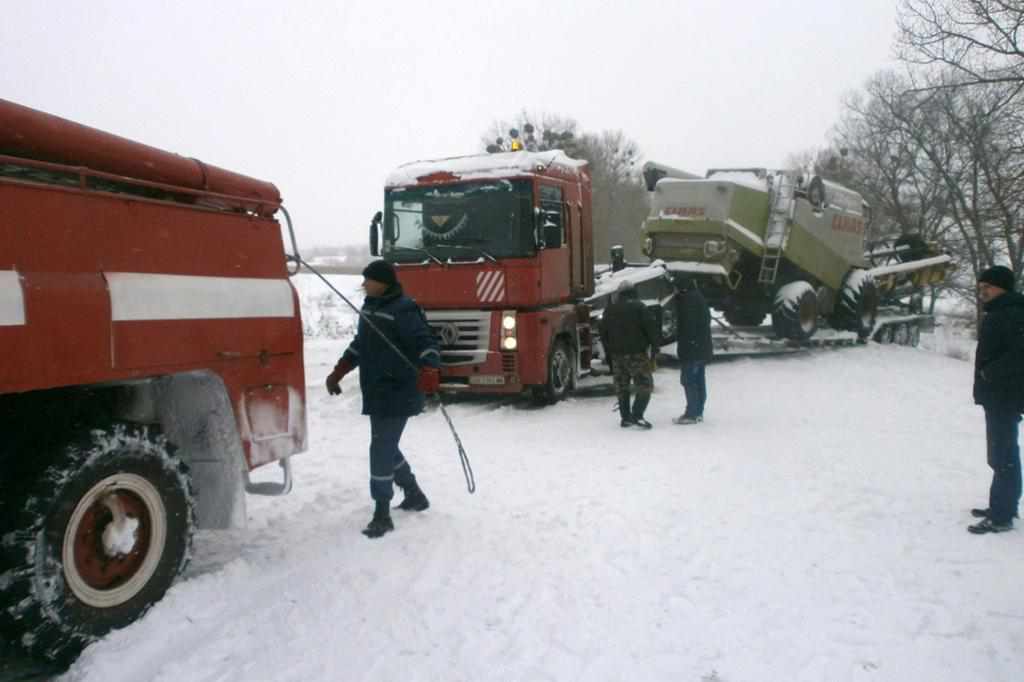 На Полтавщині рятувальники вивільнили зі снігових заметів три вантажівки