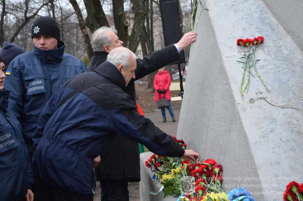 У Полтаві до Дня соборності України поклали квіти до пам’ятника Тарасові Шевченку. ФОТО