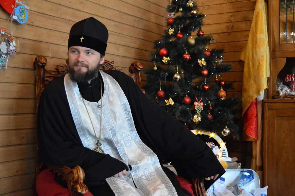 У будиночку Святого Миколая щедрувальників вітає архієпископ Федір