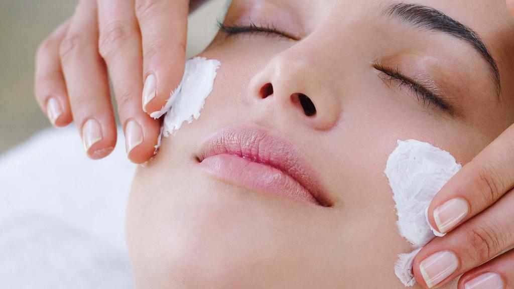 Полтавський косметолог розповіла, як правильно доглядати за шкірою навесні