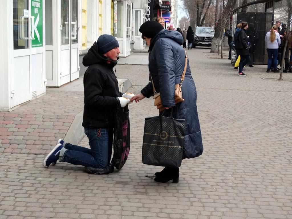 Хлопець із забинтованими руками в центрі Полтави: «Життя змусить стати на коліна»