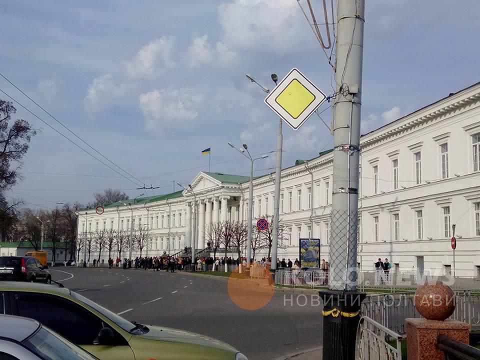 Біля Полтавської міської ради мітингували через скандальну арку. ФОТО