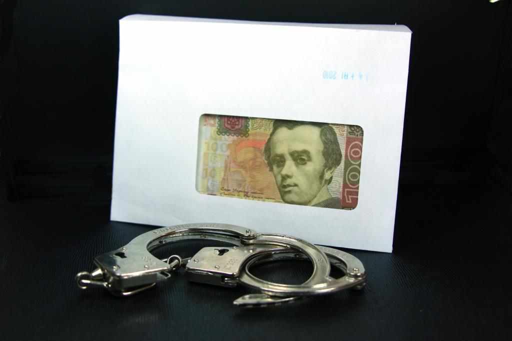 За допомогою працівника поліції мешканця Полтавщини було викрито при наданні 20 тис грн неправомірної вигоди