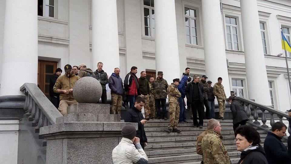Штаб спротиву перекрив входи до мерії: працівники сюди зайдуть тільки з Мамаєм