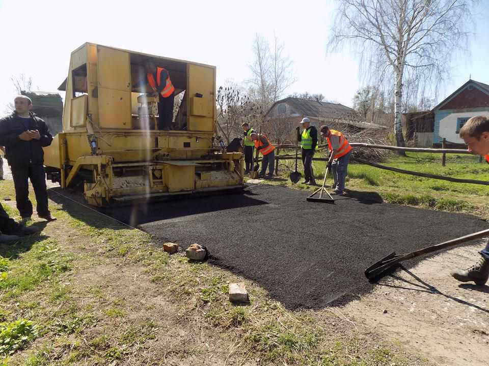 На Полтавщині місцева громада за власні кошти капітально ремонтує дороги