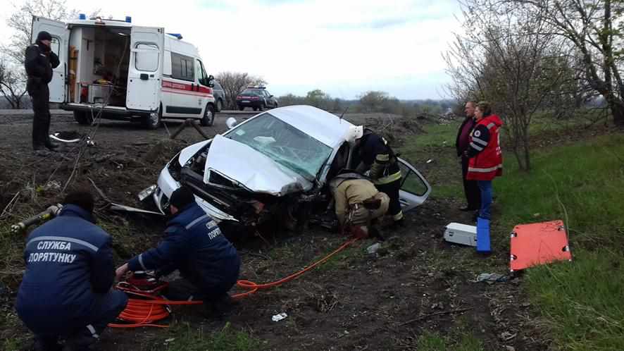 На Полтавщині рятувальники звільнили затиснутого в атомобілі чоловіка після ДТП