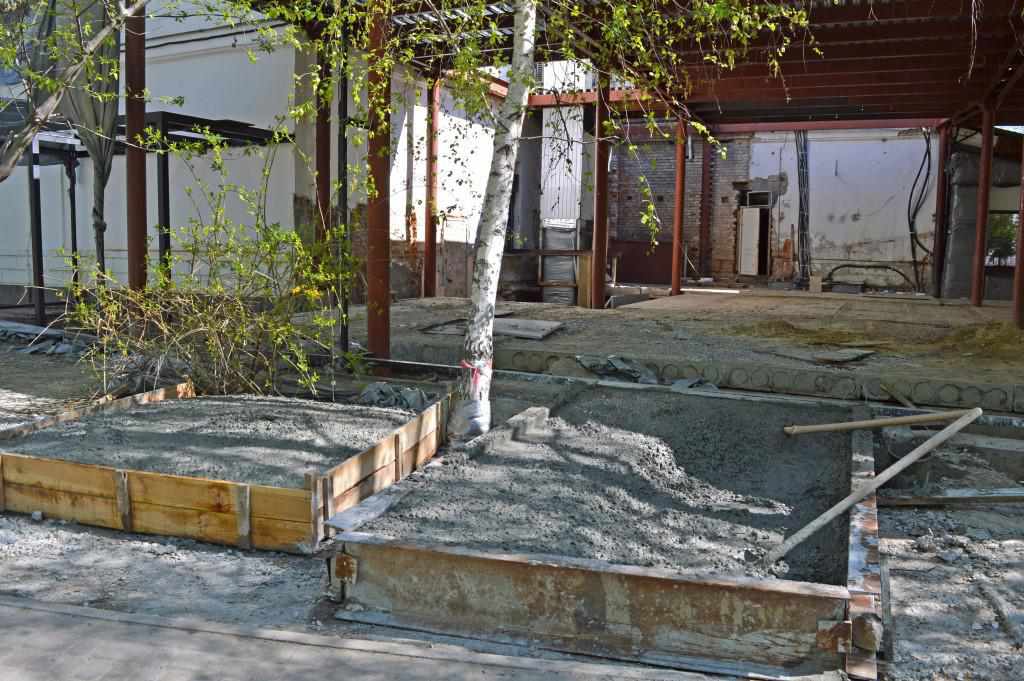 На незаконне будівництво біля кінотеатру в Полтаві привезли бетон. ФОТО, ВІДЕО