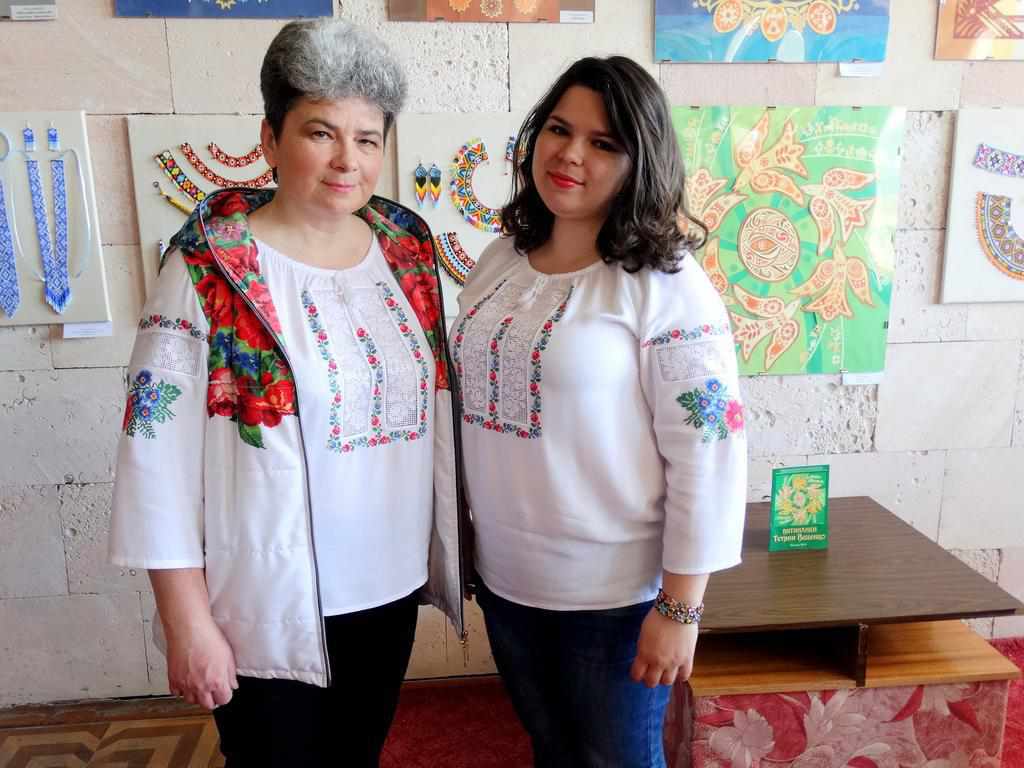 У Полтаві відкрилась виставка двох майстринь: мами і доньки Ваценко