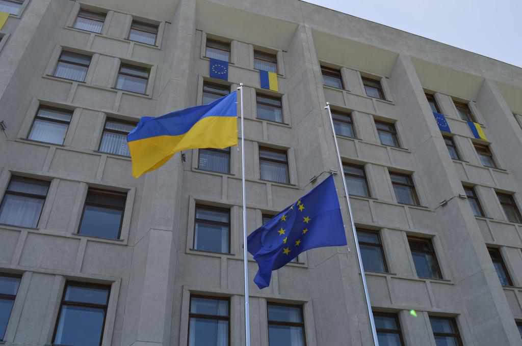 Біля Полтавської ОДА підняли прапори України та Європи