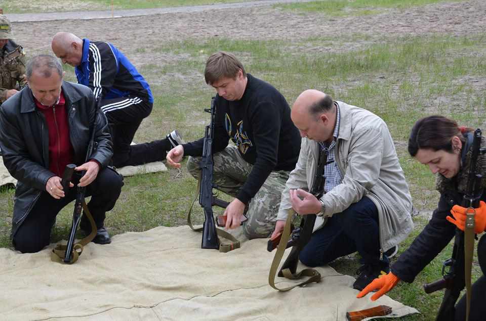 Депутати Полтавської облради взяли до рук зброю