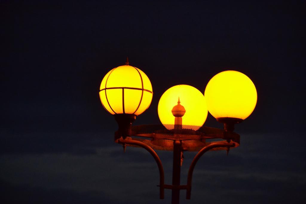 На сесії Полтавської міськради запропонували вимикати вуличне освітлення і світлофори опівночі