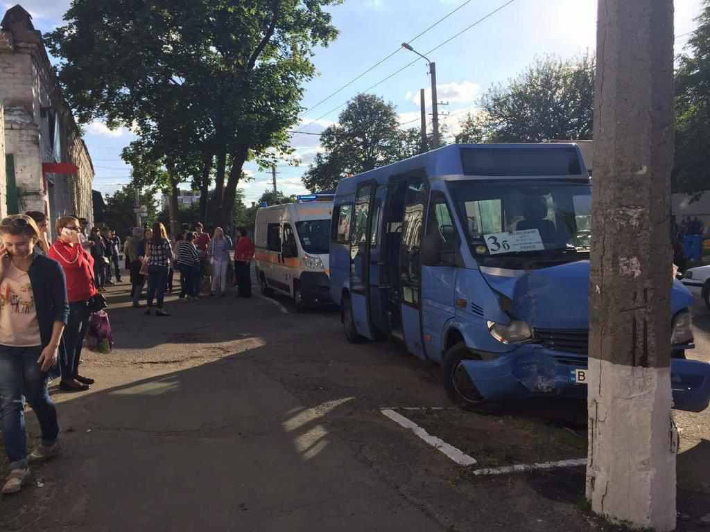 Переломи і струси: водій маршрутки в Кременчуці відволікся і врізався в електроопору