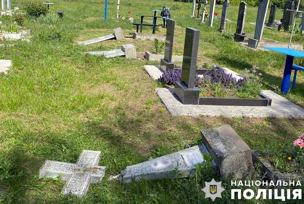 На Полтавщині підлітки розгромили півтора десятка надгробних плин на кладовищі