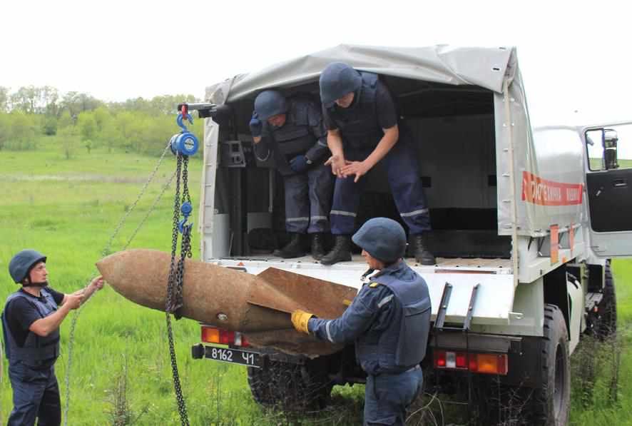Німецьку авіаційну бомбу у чверть тонни знайшли неподалік Полтави. ФОТО, ВІДЕО