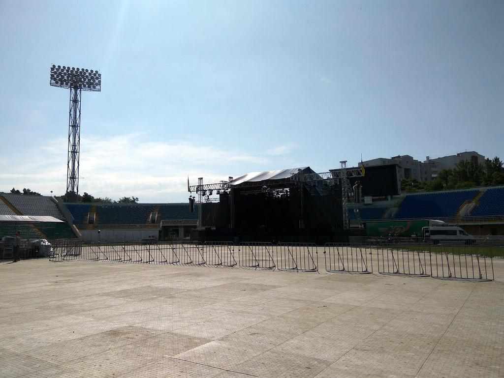 На стадіоні «Ворскла» готуються до концерту «Океану Ельзи». ФОТО