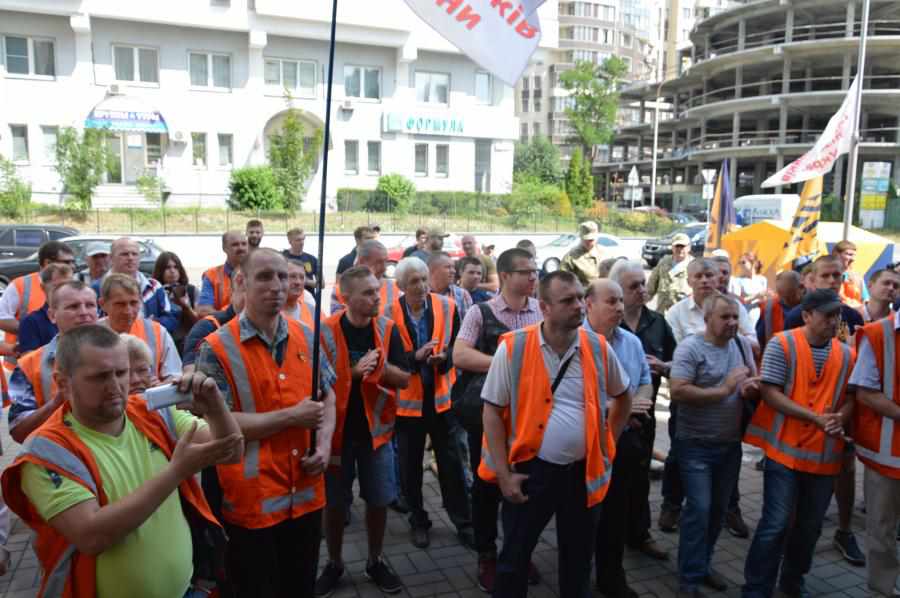 Машиністи у Кременчуцькому локомотивному депо влаштували «італійський страйк»