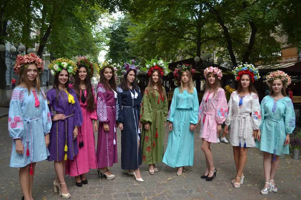Учасниці цьогорічного конкурсу краси «Міс бікіні» дефілювали в центрі Полтави. ФОТО