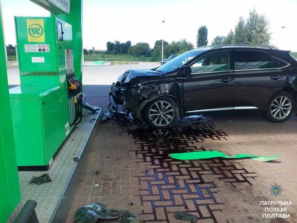 На Полтавщині Lexus протаранив  автозаправну установку на АЗС