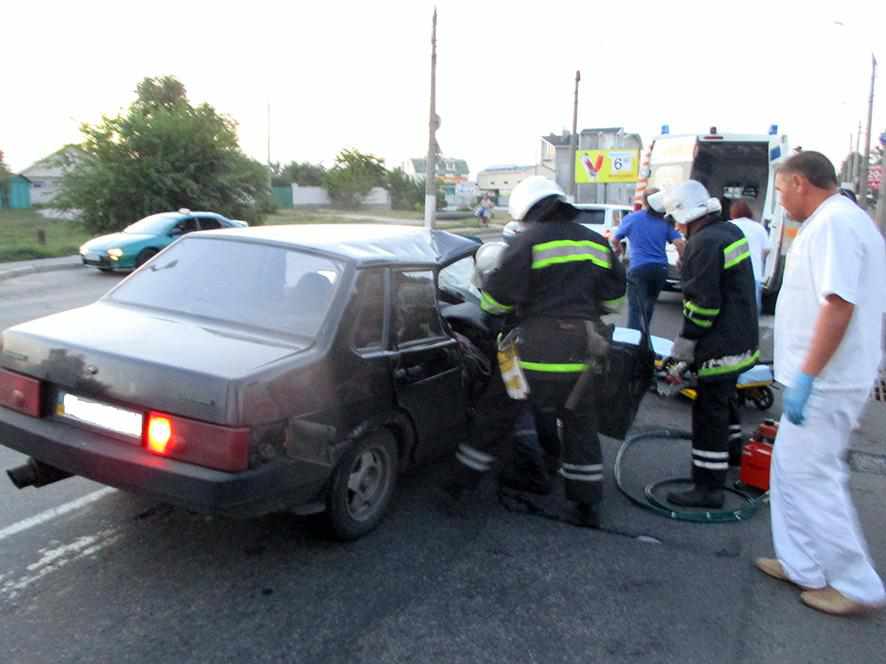 ДТП у Кременчуці: рятувальники визволяли постраждалу з автівки