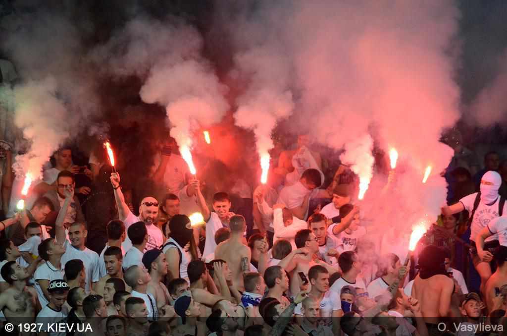 Фанати «Динамо» влаштували бійку з поліцією перед матчем із «Ворсклою» (ВІДЕО)