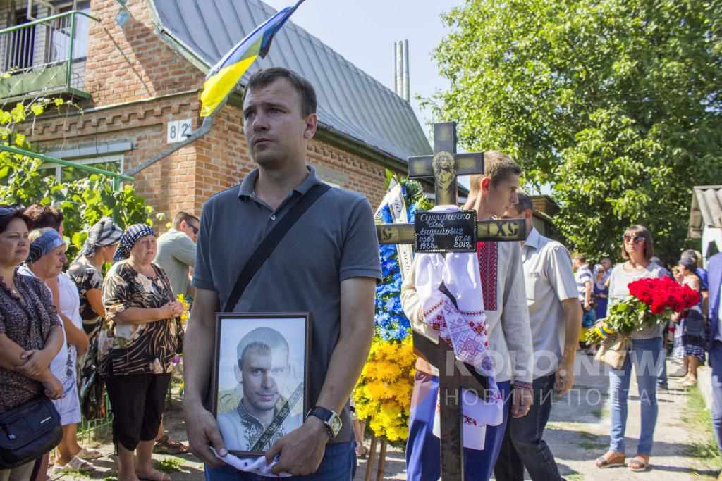 «Він боровся за правду»: у Миргороді поховали жорстоко вбитого депутата Олега Супруненка. ФОТО