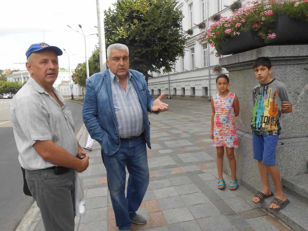 Одиночний пікет: у Полтаві батьки школярів проігнорували акцію біля стін міськради 