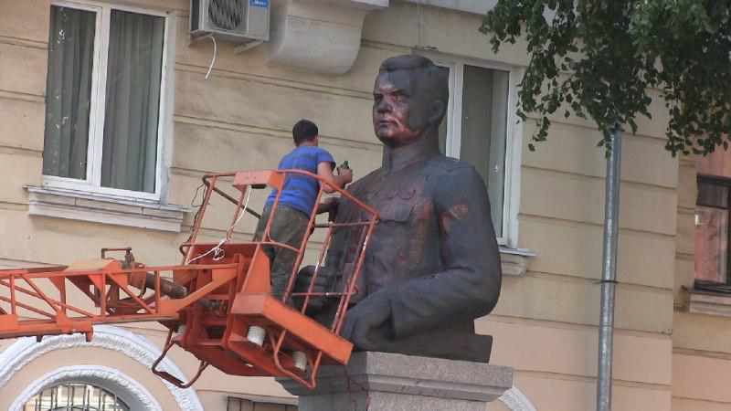 «Герой» у крові: пам’ятник Ватутіну знову облили червоною фарбою