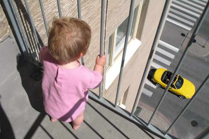 У Горішніх Плавнях трирічна дівчинка застрягла в решітці на балконі, поки батько спав