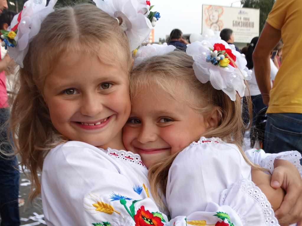 У Полтаві Парад близнюків зібрав сорок пар братів і сестер. ФОТО