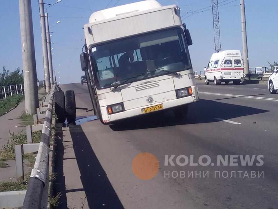 У Полтаві на мосту під час руху в автобуса відпало колесо 