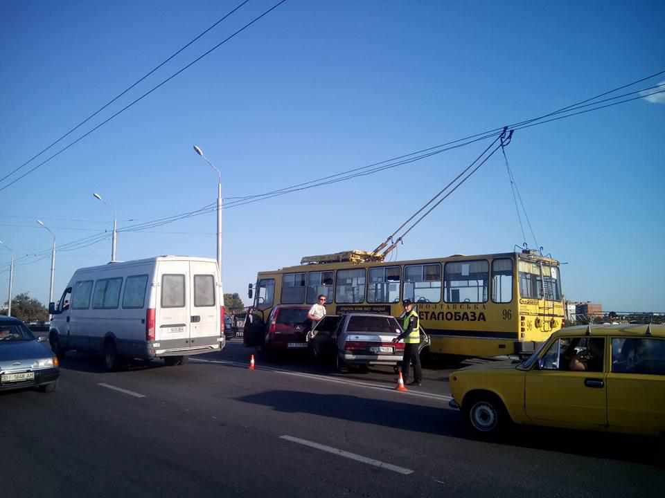 На мосту в Полтаві аварія: три машини і тролейбус. ФОТО