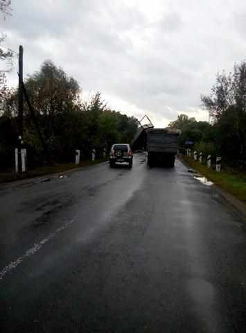 На Полтавщині вантажівка злетіла з мосту