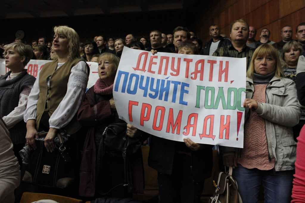 Сесія Полтавської обласної ради: Біленький попросив правоохоронців навести лад, сесію перенесли. ФОТО, ВІДЕО