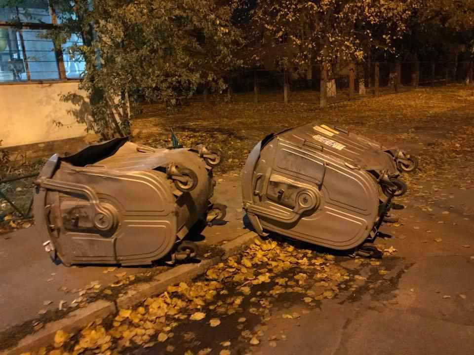 У Полтаві невідомі влаштували перегони на сміттєвих баках