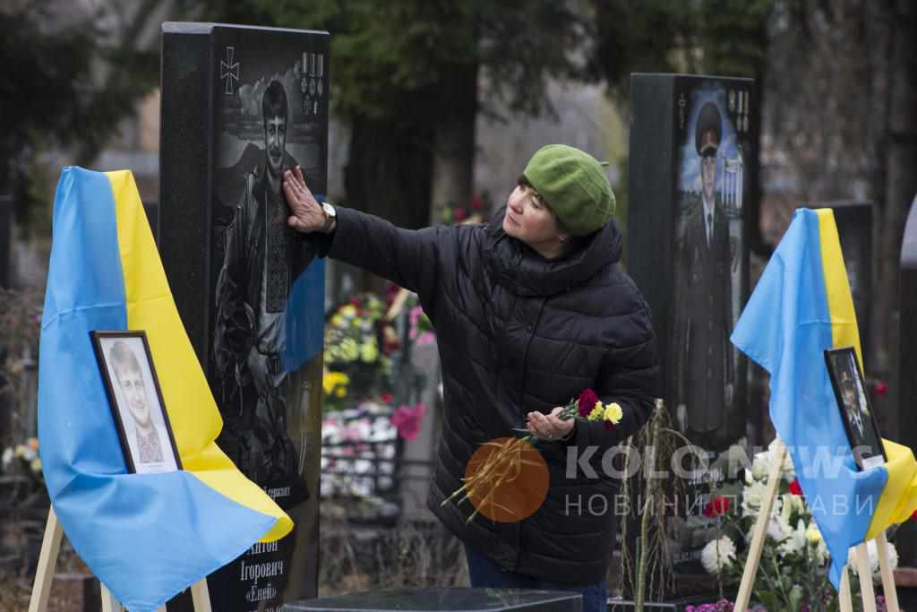 У День гідності та свободи в Полтаві вшанували загиблих на війні захисників. ФОТО