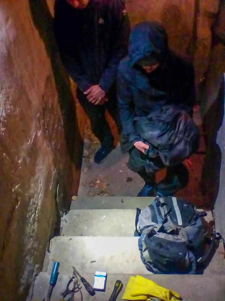 У Полтаві підліток з 24-річним чоловіком намагалися проникнути в підвал багатоповерхівки 