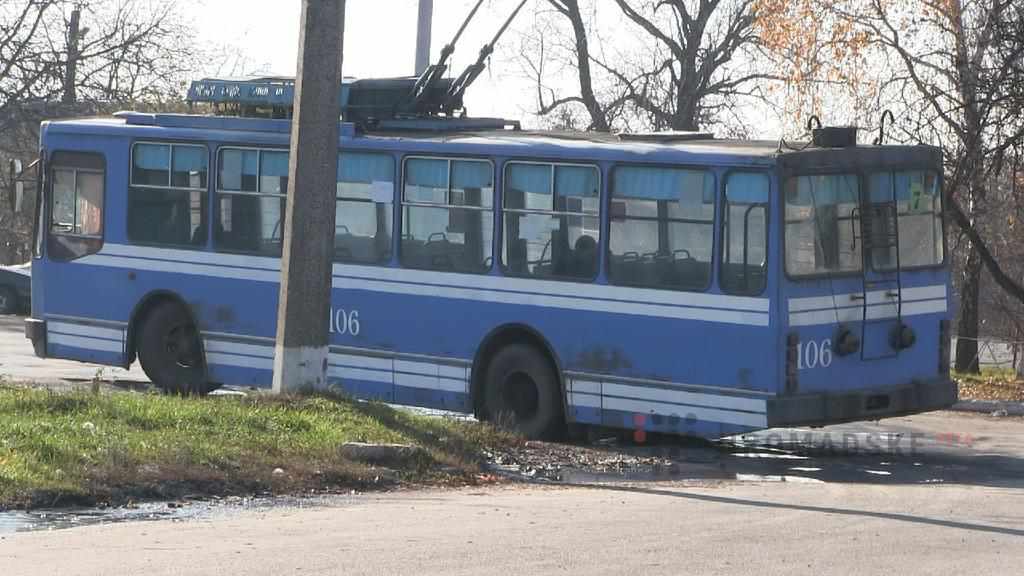 Дорогу на кінцевій зупинці тролейбусів на околиці Полтави ніхто не хоче ремонтувати. ВІДЕО 