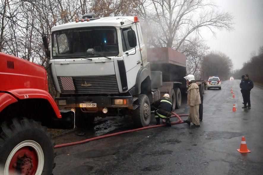На Полтавщині на автодорозі загорівся вантажний автомобіль 