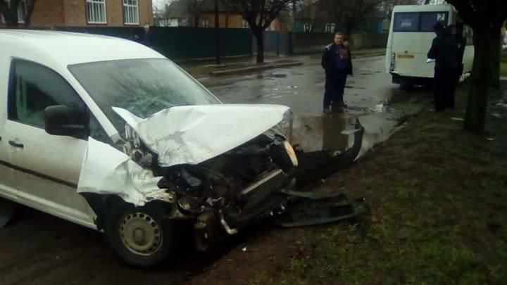 На Полтавщині автівка врізалася в мікроавтобус: є постраждалі. ФОТО
