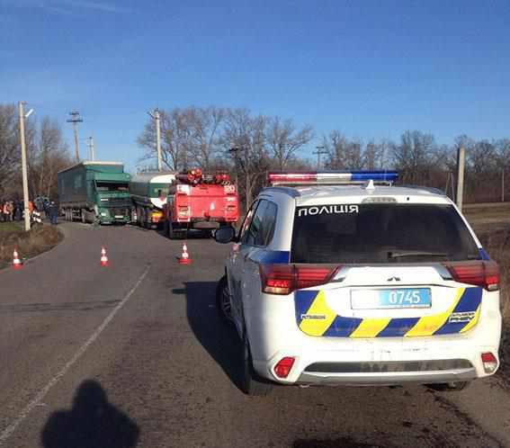 У Полтавській області на залізничному переїзді зіткнулися вантажівки. ФОТО 