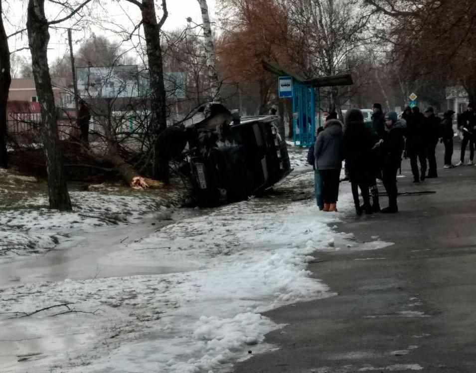 У Миргороді позашляховик перекинувся поряд із зупинкою . ФОТО