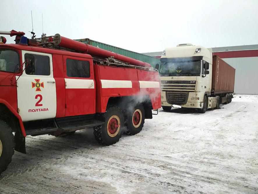 У Полтаві вантажівка застрягла в сніговому заметі