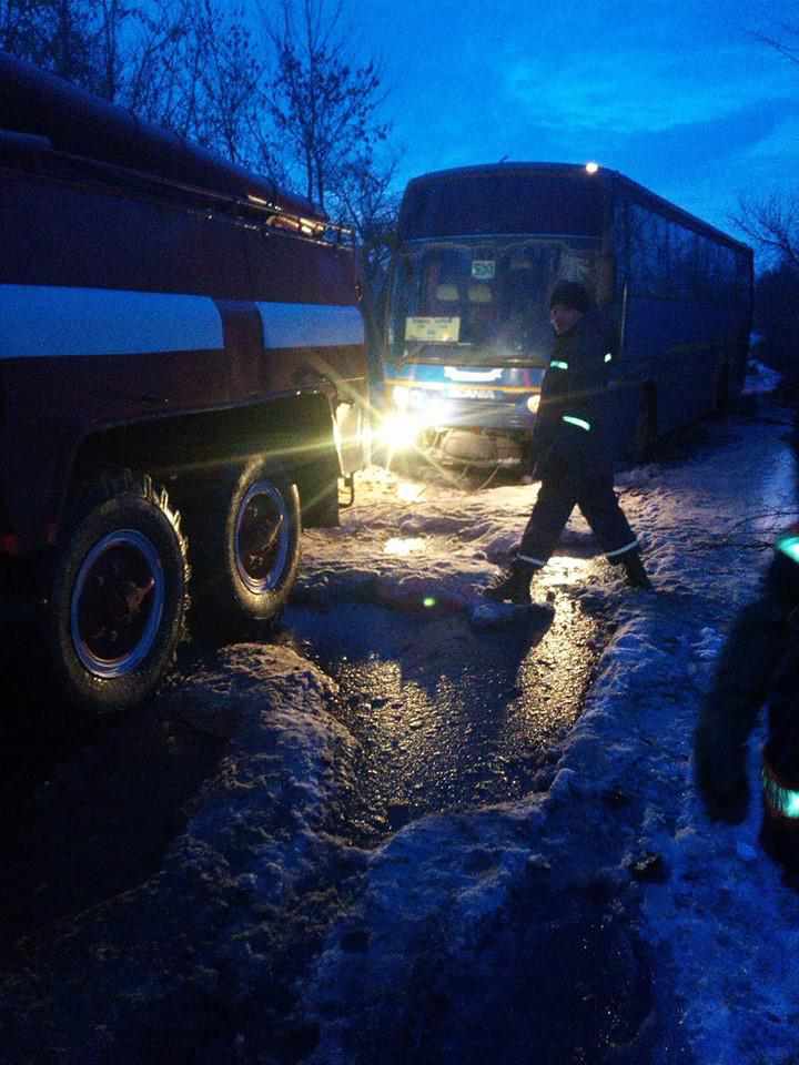 На Полтавщині з ям по коліно рятувальники вже кілька днів визволяють авто