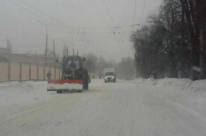 Полтавські комунальники борються зі снігом та підтопленнями. ФОТО 