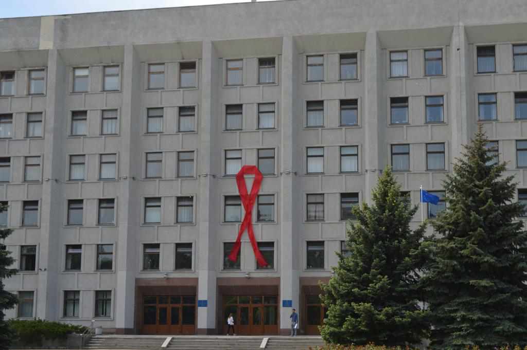 На будівлі ОДА з’явилася червона стрічка: у Полтаві вшановують померлих від СНІДу. ФОТО 