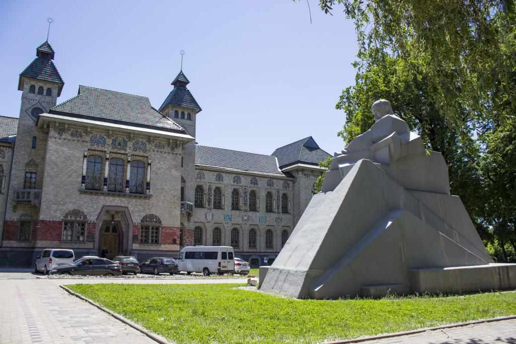Пам’ятник Шевченку в Полтаві вирішили «підлатати». ФОТОФАКТ