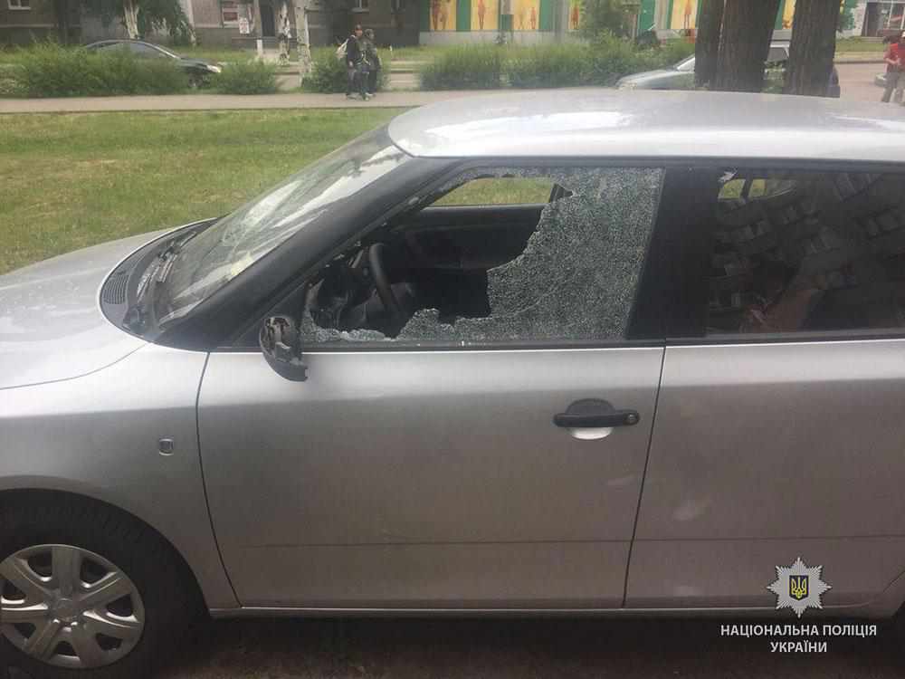 На Полтавщині поліція знайшла людей, які пошкодили автомобілі та меморіал