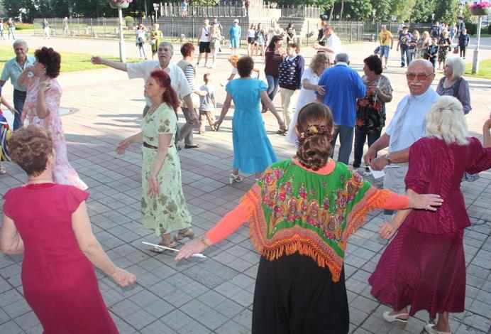 У Полтаві відбулись запальні танці під живу музику: «Погляд на активне довголіття»