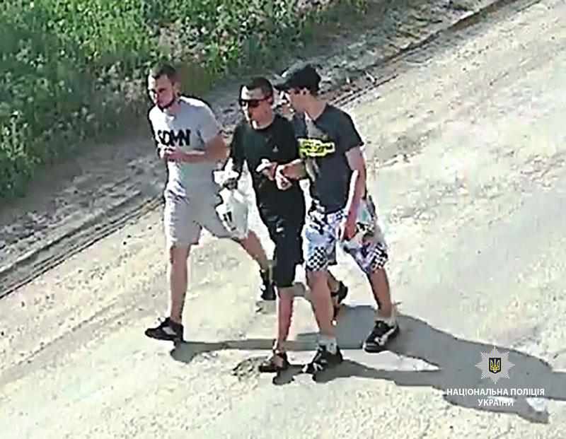 Полтавська поліція розшукує трьох чоловіків, які біля ТРЦ «Екватор» пограбували жінку. ФОТО 